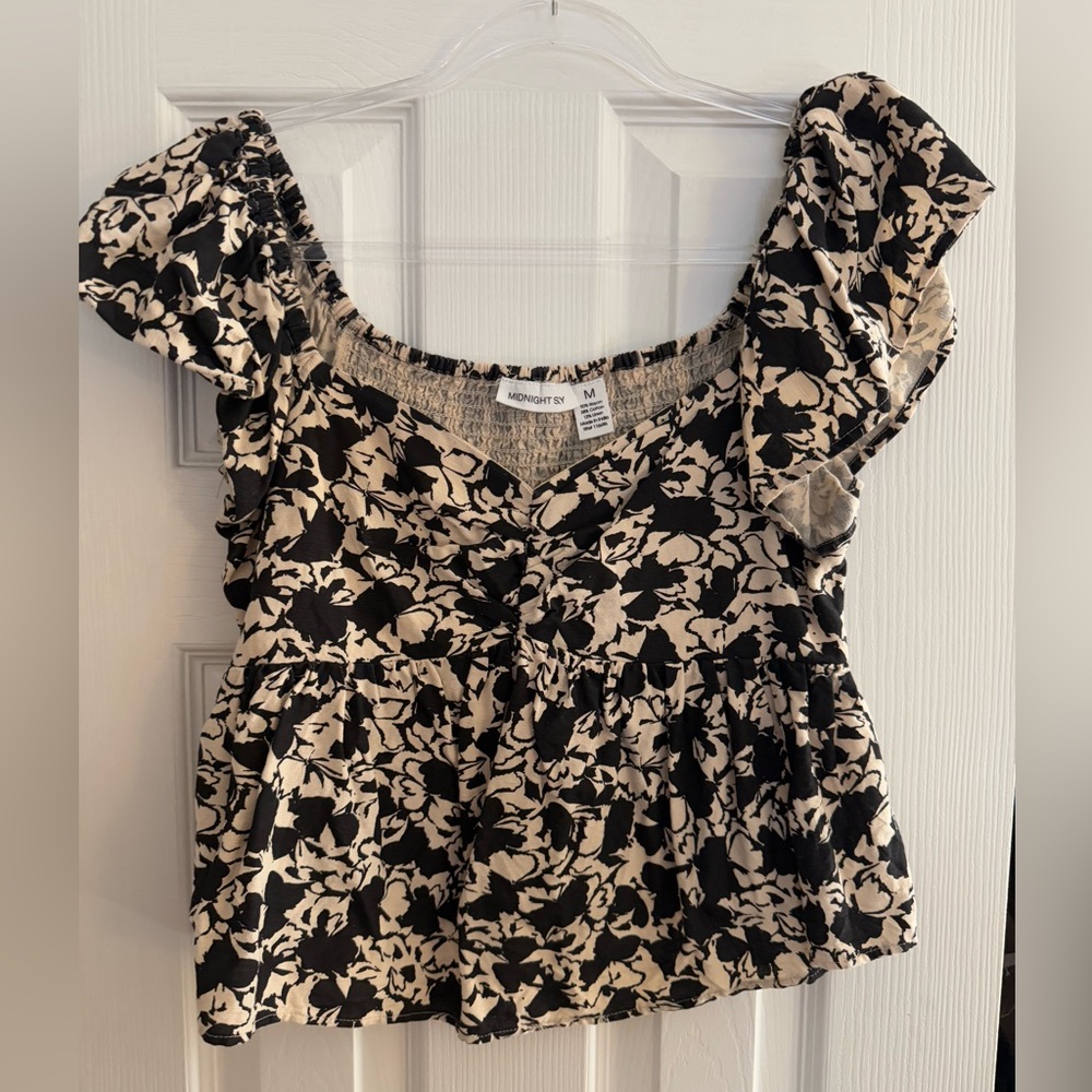 Black and Cream Floral Ruffle Sleeve Top 🖤🤍